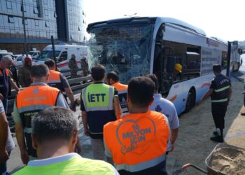 Sefaköy’de metrobüs kazası: Ölü ve yaralılar var