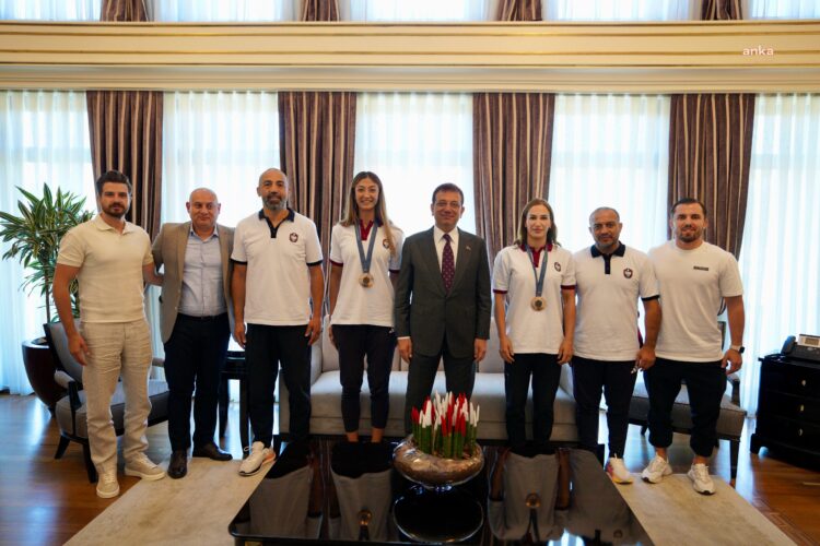İmamoğlu, olimpiyatlardan madalya ile dönen İBB Spor Kulübü sporcularını ağırladı