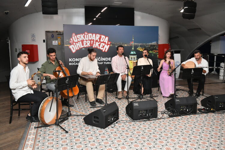 ‘Üsküdar’da Dinler İken’ etkinliği ile Boğaziçi’nde mehtap turu yapıldı