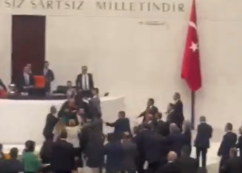 Meclis’te AKP’li vekillerden Ahmet Şık’a yumruklu saldırı