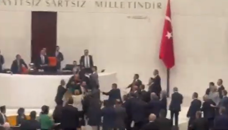 Meclis’te AKP’li vekillerden Ahmet Şık’a yumruklu saldırı