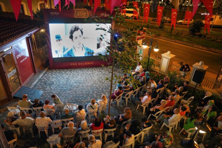 Beyoğlu’nda emekliler açık hava film gösterimi ile nostalji yaptı