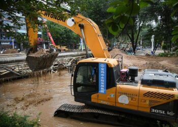 Çin’in batısında selden zarar gören ana demiryolu trafiğe açıldı