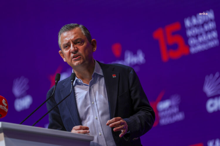 Kadın Kolları Kurultayı’nda konuşan Özel: “Ayağa kalkın ve bu partiyi iktidar yapın”