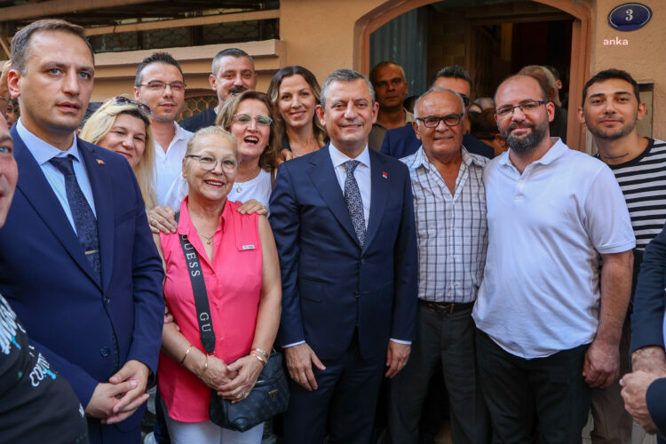 Özgür Özel, Tayfun Kahraman’ın ailesini ziyaret etti