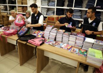 Eyüpsultan’da 4 bin 500 öğrenciye kırtasiye desteği