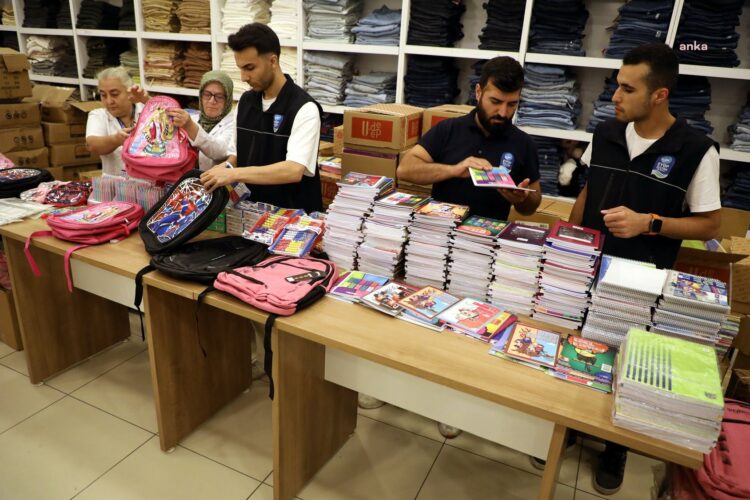 Eyüpsultan’da 4 bin 500 öğrenciye kırtasiye desteği