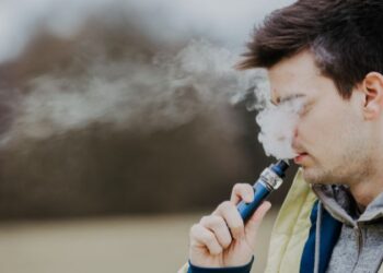 Araştırma: Elektronik sigara en az sigara kadar akciğere zarar veriyor