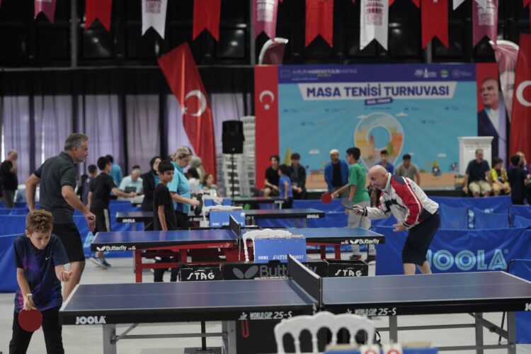 Beyoğlu’nda düzenlenen Masa Tenisi Turnuvası’nda 170 genç sporcu yarıştı