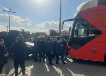 Esenyurt Meydanı’nda polisten CHP otobüsüne engelleme