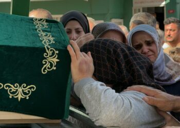 İstanbul’da vahşice katledilen iki kadın son yolculuğuna uğurlandı