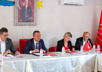 Özgür Özel Hatay’da dokuma atölyesini ziyaret etti