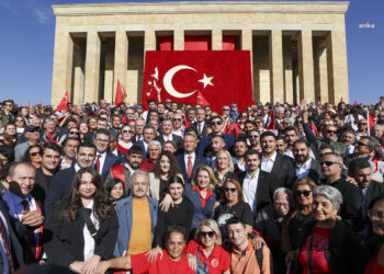 CHP, Cumhuriyet’in 101’inci yılda Anıtkabir’e yürüdü