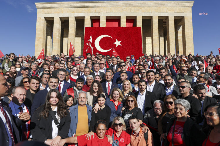CHP, Cumhuriyet’in 101’inci yılda Anıtkabir’e yürüdü
