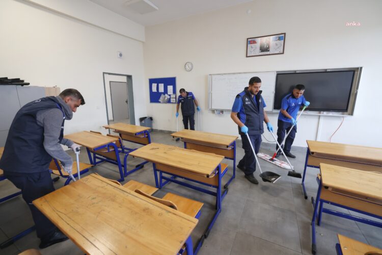 İBB, bir haftada 65 bin öğrencinin okulunu temizledi