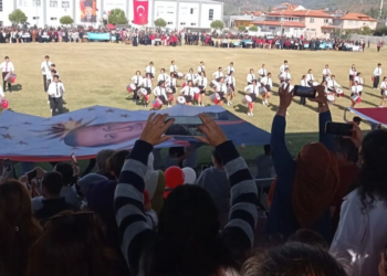 Deniz Yücel’den, geçiş töreninde Atatürk posterine yer verilmemesine tepki