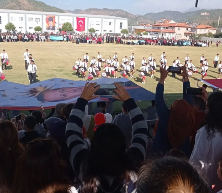 Deniz Yücel’den, geçiş töreninde Atatürk posterine yer verilmemesine tepki