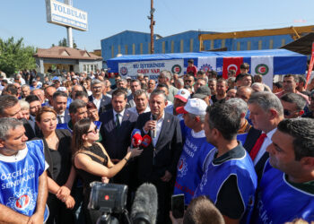 Özel, grevdeki işçileri ziyaret etti: “Biz çözümsüzlüğü değil, çözümü savunuyoruz”
