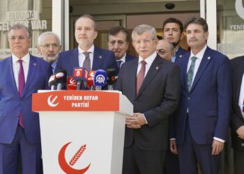 Ahmet Davutoğlu’ndan Fatih Erbakan’a ziyaret
