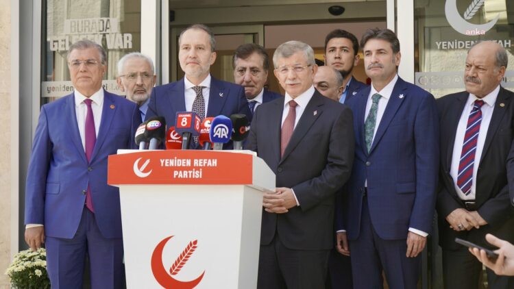 Ahmet Davutoğlu’ndan Fatih Erbakan’a ziyaret