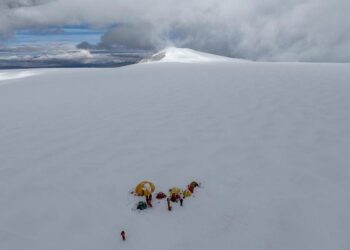 Çinli bilim insanları Purog Kangri Buzulu’ndan rekor uzunlukta buz çekirdeği çıkardı