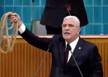 Dervişoğlu, Bahçeli’nin çağrısına tepki olarak kürsüden idam ipi fırlattı
