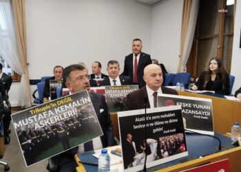 CHP’li milletvekillerinden, Bakan Güler’e “teğmenler” protestosu