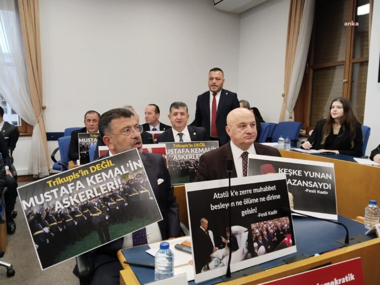 CHP’li milletvekillerinden, Bakan Güler’e “teğmenler” protestosu