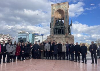 CHP İstanbul İl Örgütü’nden Öğretmenler Günü dolayısıyla Taksim’de tören