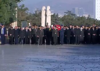 Devlet erkanı, Anıtkabir’de Ata’nın huzuruna çıktı