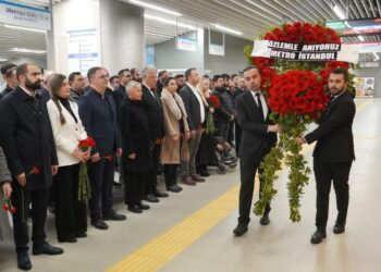 Metrolarda saat 9’u 5 geçe Atatürk için saygı duruşu