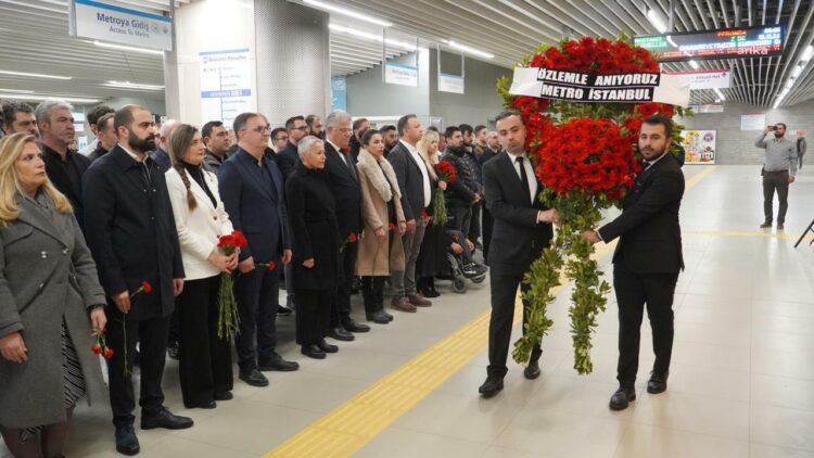 Metrolarda saat 9’u 5 geçe Atatürk için saygı duruşu