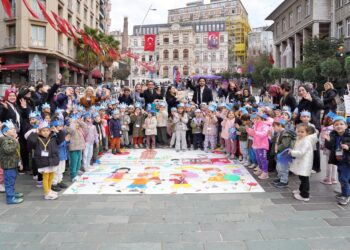 Beyoğlu’nda çocuk haklarının yazılı olduğu kağıtlar gökyüzüne bırakıldı