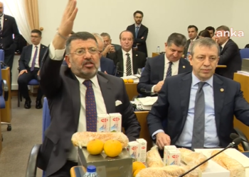 Muhalefet milletvekilleri Bakan Tekin’i protesto etti