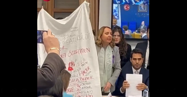 CHP’den Aile Bakanı’na Meclis’te kefenli protesto