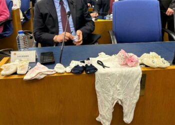 CHP’den Sağlık Bakanı Memişoğlu’na bebek kıyafetleriyle protesto
