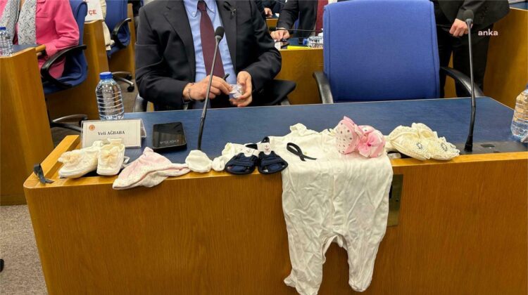 CHP’den Sağlık Bakanı Memişoğlu’na bebek kıyafetleriyle protesto