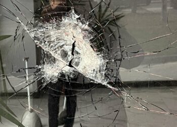 AKP Beylikdüzü İlçe Başkanlığı’na taşlı saldırı