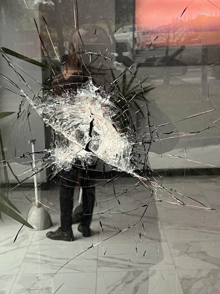 AKP Beylikdüzü İlçe Başkanlığı’na taşlı saldırı