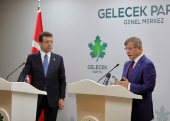 Davutoğlu: ”Karşı karşıya kaldığımız durum bir demokrasi krizidir”