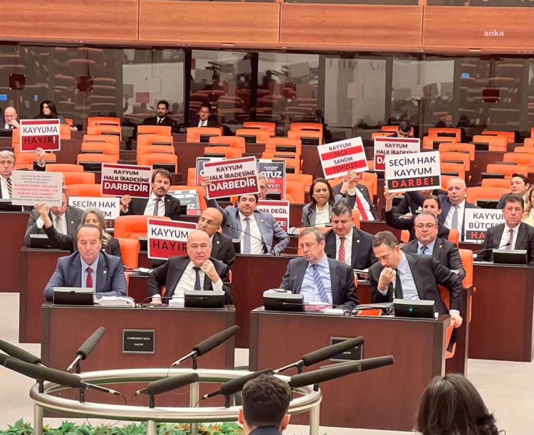 İçişleri Bakanı Yerlikaya’ya Genel Kurul’da kayyum protestosu