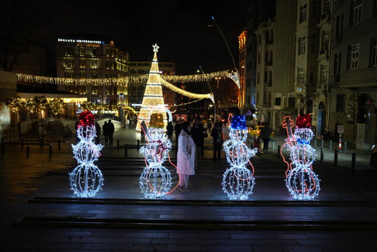 Yeni yıla hazırlanan Beyoğlu’nda kartpostallık görüntüler