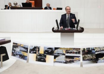 CHP’li Akay, bakanlara ait araçlardan “İsraf sergisi” açtı