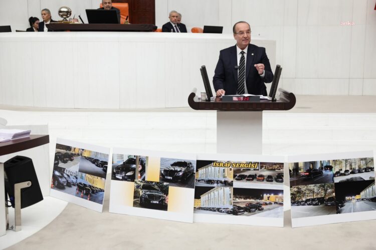 CHP’li Akay, bakanlara ait araçlardan “İsraf sergisi” açtı
