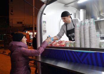 Beyoğlu’nda vatandaşların içini ısıtan uygulama: Gece Çorbası Karavanı