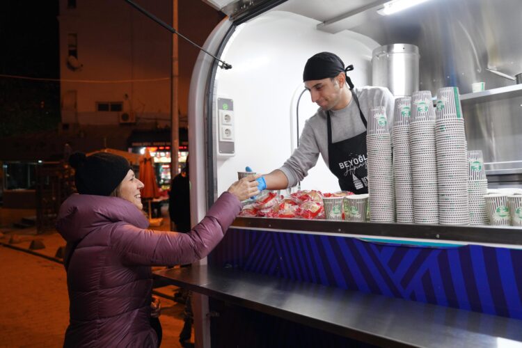 Beyoğlu’nda vatandaşların içini ısıtan uygulama: Gece Çorbası Karavanı
