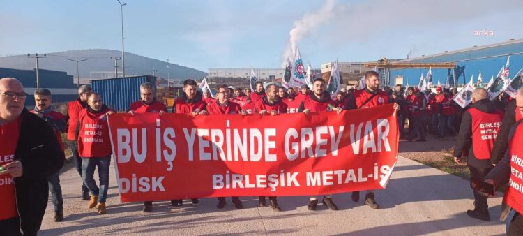 Metal işçileri bir fabrikada daha grev başladı