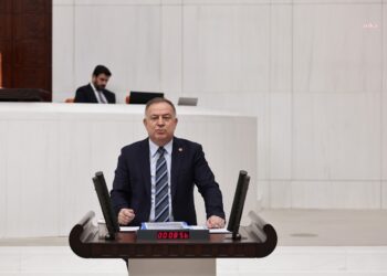 Zeybek: ”CHP’li belediyeleri değil ‘silkelemek’ onlara saygı duymak zorundasınız”