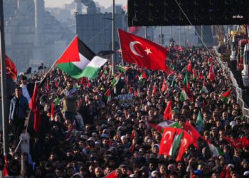 Galata Köprüsü’nde Filistin’e destek yürüyüşü…