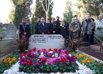 Cemal Süreya, vefatının 35. yılında kabri başında kır çiçekleriyle anıldı